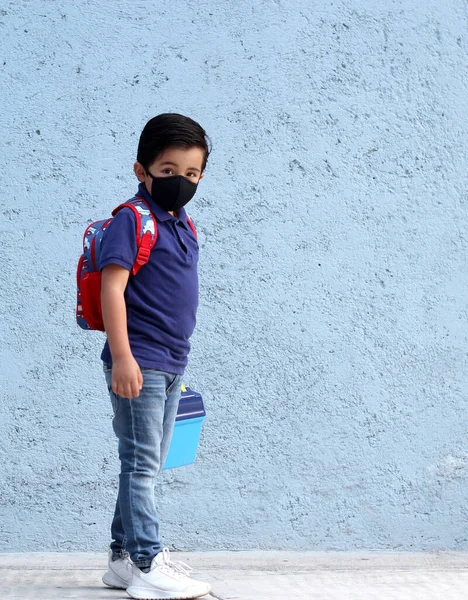 6Χρονο Αγόρι Λατίνο Προστατευτικές Μασέλες Covid Πίσω Στο Σχολείο Νέα — Φωτογραφία Αρχείου