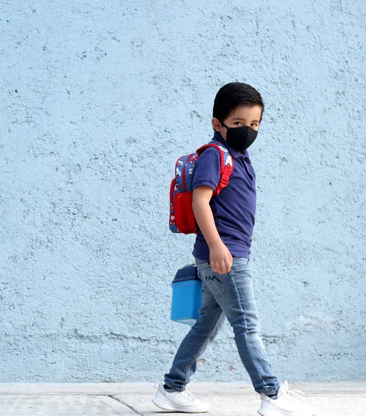 Šestiletý Latinoameričan Ochranným Chráničem Úst Covid Zpět Školy Novou Normálností — Stock fotografie