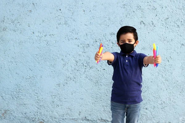 6Χρονο Αγόρι Προστατευτική Μάσκα Κουτί Φαγητού Και Χρώματα Για Επιστροφή — Φωτογραφία Αρχείου