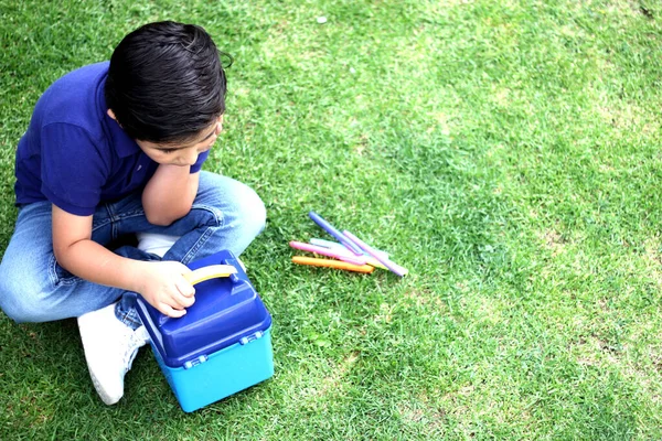 Niño Latino Años Sentado Hierba Con Lonchera Colores Para Volver — Foto de Stock