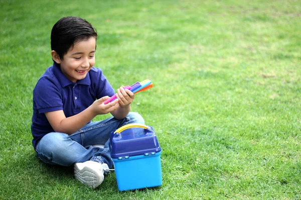 Niño Latino Años Sentado Hierba Con Lonchera Colores Para Volver — Foto de Stock