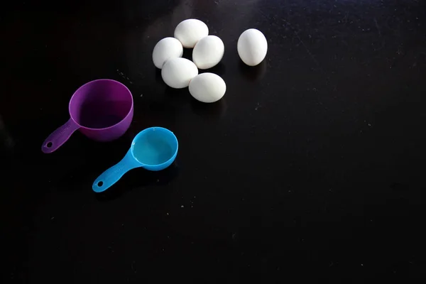 Utensílios Cozinha Para Medição Ovos Sobre Fundo Mesa Preta — Fotografia de Stock