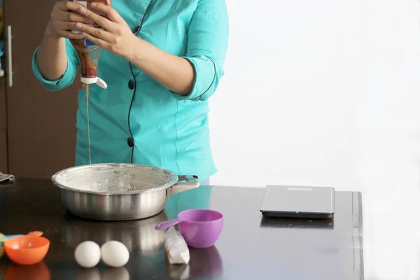 Latin Woman Chef Preparing Whipping Flour Cake Kitchen Utensils — Stock Photo, Image