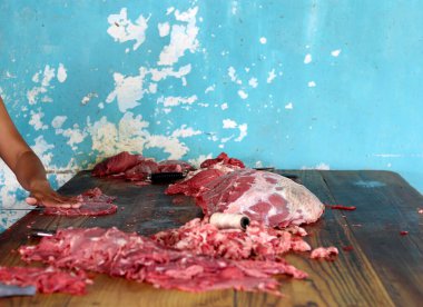 Meksika 'da geleneksel Sicilya usulü tuzlu et hazırlama.