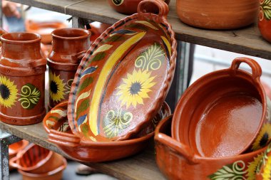 çeşitli el yapımı kil çömlek, tencere, güveç ve sürahi kaplar.