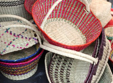 Mutfak aletleri ve farklı el yapımı palmiye sepetleri.