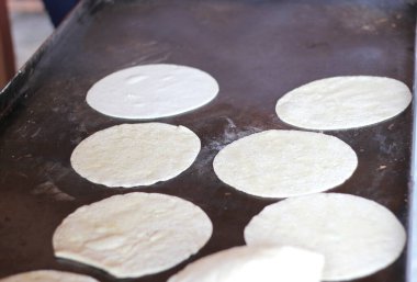 Comal içinde mısır tortilla hazırlama