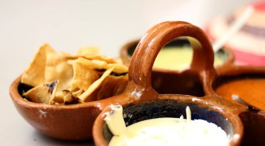 Meksika 'da mısır cipsi, totopos qith kreması ve biber yemek.