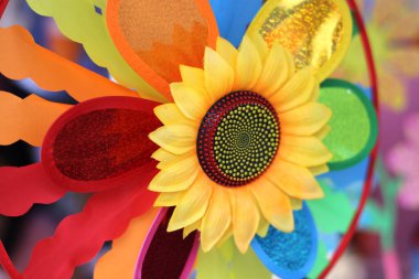 Ortasında sarı ayçiçeği olan çok renkli fırfırlar.