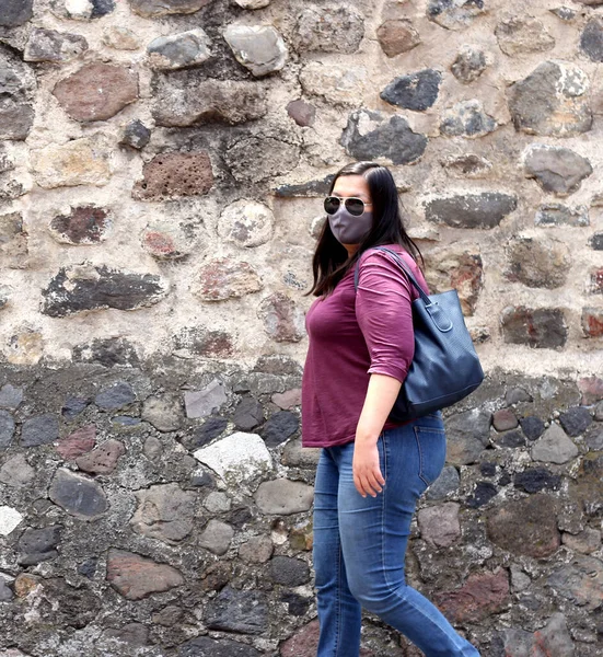 Латиноамериканка Длинные Волосы Защитной Маской Клинического Использования Улице Новый Нормальный — стоковое фото