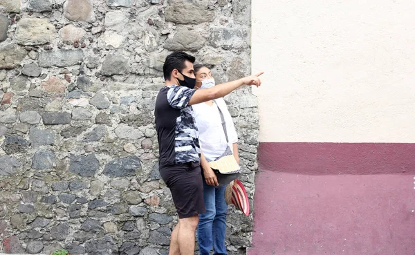 Joven Pareja Latina Enamorada Máscara Protección Para Covid Calle Aire — Foto de Stock