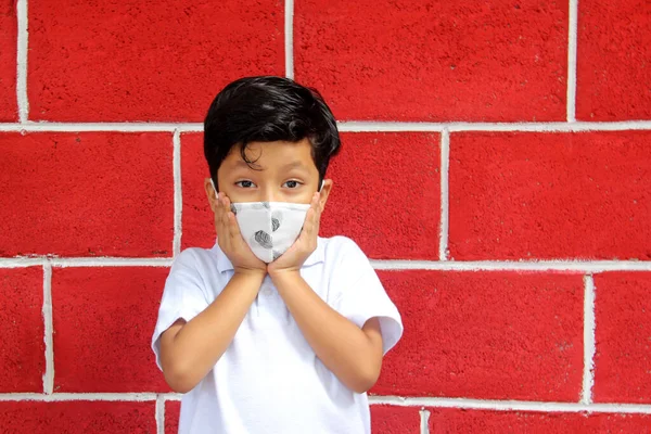 Jarige Latino Jongen Met Gezichtsmaskers Zijn Mobiele Telefoon Voor Nieuwe — Stockfoto