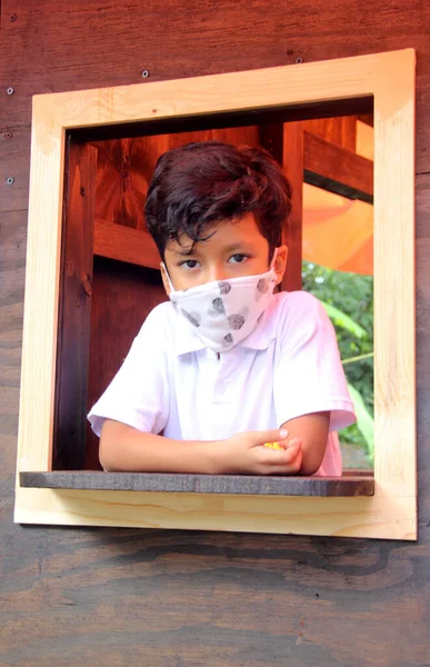 Niño Latino Años Con Máscara Cubriendo Desde Ventana Nueva Normalidad —  Fotos de Stock