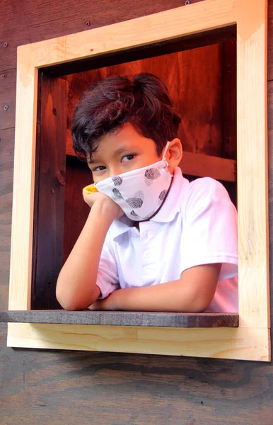 6Χρονο Αγόρι Λατίνο Μάσκα Που Καλύπτει Από Παράθυρο Νέο Φυσιολογικό — Φωτογραφία Αρχείου