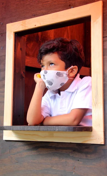 Niño Latino Años Con Máscara Cubriendo Desde Ventana Nueva Normalidad —  Fotos de Stock