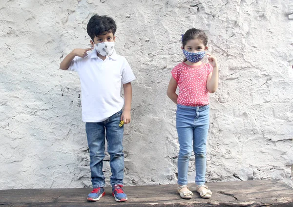 Niños Latinos Años Con Máscaras Faciales Covid Sentados Con Una —  Fotos de Stock