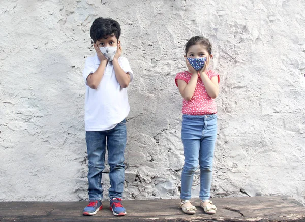 6Χρονα Παιδιά Από Λατινική Αμερική Μάσκες Προσώπου Covid Που Κάθονται — Φωτογραφία Αρχείου