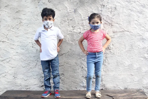 Niños Latinos Años Con Máscaras Faciales Covid Sentados Con Una —  Fotos de Stock