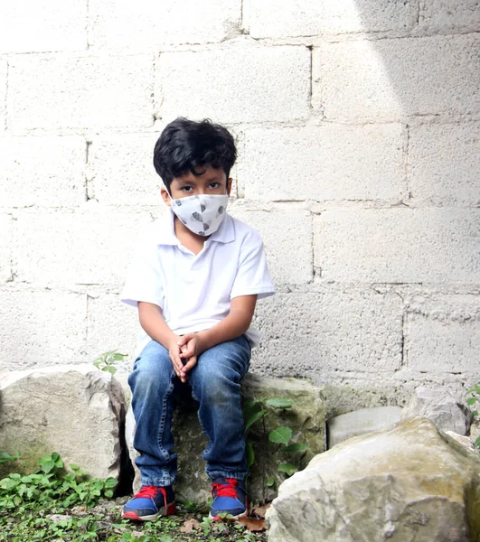 6Χρονος Λατίνος Που Κάθεται Και Φοράει Καλύμματα Μάσκας Περιμένοντας Παίξει — Φωτογραφία Αρχείου