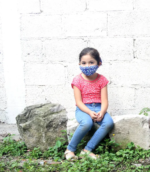 Niña Latina Años Con Máscara Protectora Covid Sentada Sobre Piedras —  Fotos de Stock