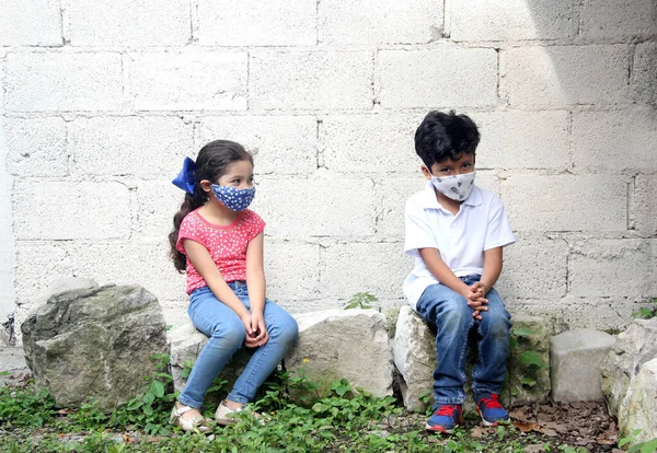 Bambini Latini Anni Con Maschere Facciali Covid Seduti Con Muro — Foto Stock