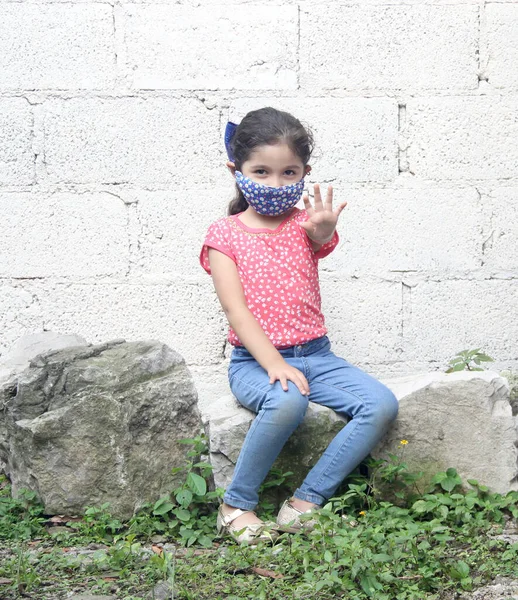 Year Old Latin Κορίτσι Covid Προστατευτική Μάσκα Κάθεται Πέτρες Λευκό — Φωτογραφία Αρχείου