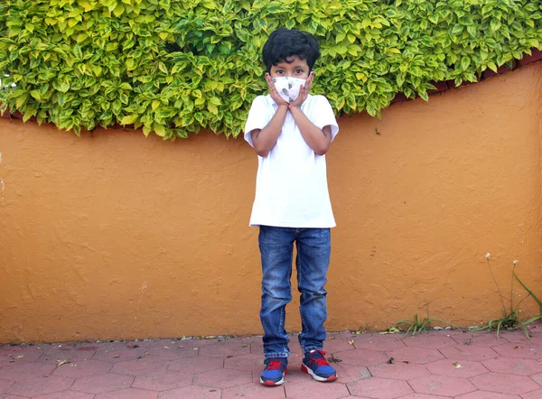 Menino Latino Anos Com Máscara Protetora Covid Com Vegetação Fundo — Fotografia de Stock