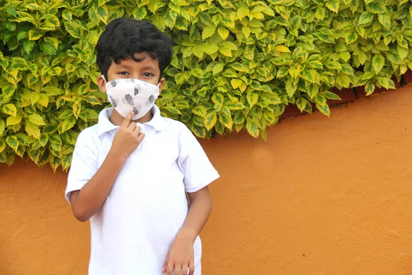 6Χρονο Αγόρι Λατίνο Μάσκα Προστασίας Covid Βλάστηση Υποβάθρου Νέο Φυσιολογικό — Φωτογραφία Αρχείου