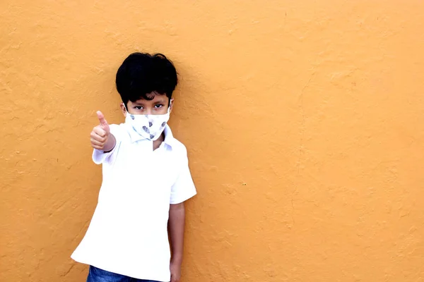 Ένα Εξάχρονο Αγόρι Λατίνο Μάσκα Προσώπου Για Νέο Φυσιολογικό — Φωτογραφία Αρχείου