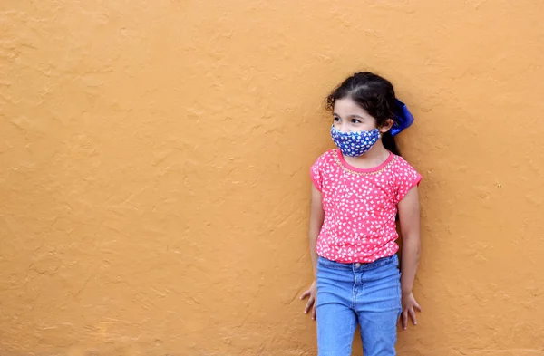 Chica Latina Años Con Máscaras Protectoras Covid Con Pared Color —  Fotos de Stock