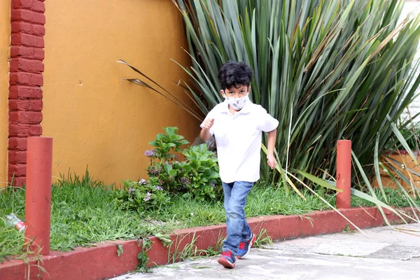 Niño Latino Años Con Máscara Facial Para Nueva Normalidad —  Fotos de Stock