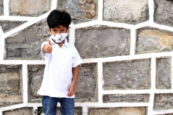 6Χρονος Λατίνος Μάσκα Προστασίας Covid Φόντο Πέτρινου Τοίχου Νέο Φυσιολογικό — Φωτογραφία Αρχείου