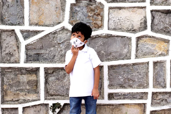 Menino Latino Anos Com Máscara Proteção Covid Fundo Parede Pedra — Fotografia de Stock