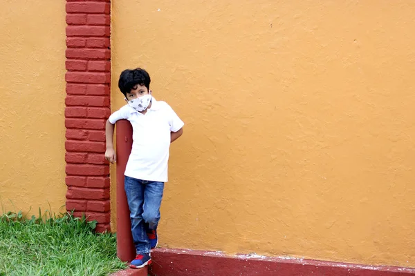 6歳のラテン系の少年は 新しい通常の顔のマスクを着用 — ストック写真