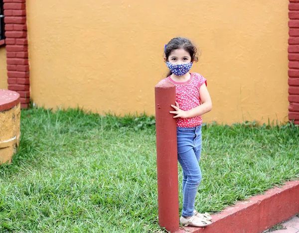 6岁的拉丁女孩 戴着眼镜蛇 19防护面罩 跑来跑去玩秋千 新常态 — 图库照片