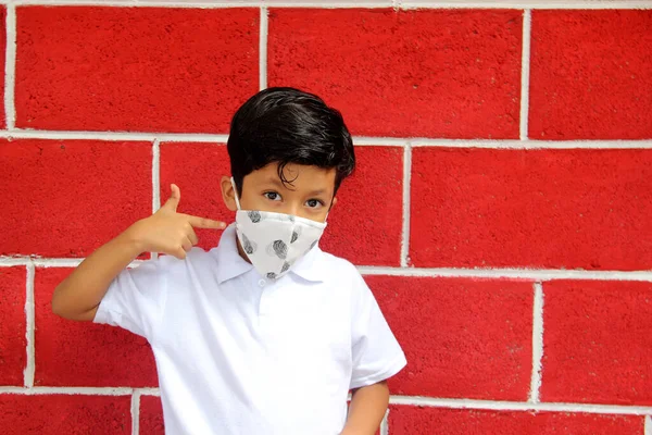 Niño Latino Años Con Máscara Protección Para Covid Sobre Fondo —  Fotos de Stock