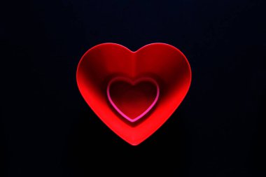 Bir kutu çikolata, siyah arka planda kırmızı ve pembe kalpler, Sevgililer Günü, reklam afişi.