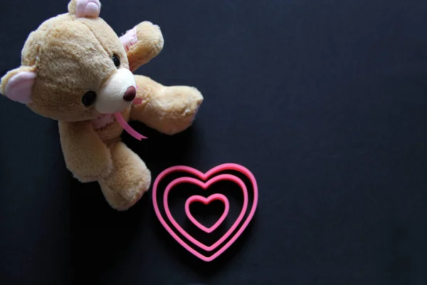 Teddybär Und Rosa Herzen Auf Schwarzem Hintergrund Valentinstagsgeschenke Werbebanner — Stockfoto