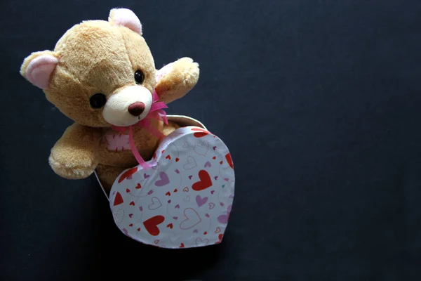 Teddybär Und Rosa Herzen Auf Schwarzem Hintergrund Valentinstagsgeschenke Werbebanner — Stockfoto