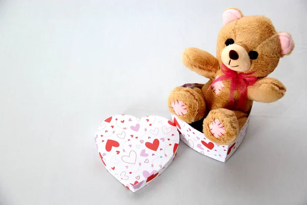 Teddybär Pralinenschachtel Und Rosa Herzen Mit Schleife Auf Weißem Hintergrund — Stockfoto