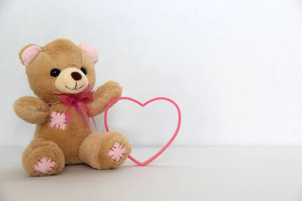 Teddybär Und Rosa Herzen Auf Weißem Hintergrund Valentinstag Werbebanner — Stockfoto