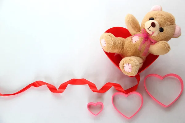 Teddybär Pralinenschachtel Und Rosa Herzen Mit Schleife Auf Weißem Hintergrund — Stockfoto