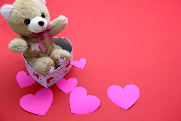 Teddybär Pralinenschachtel Und Rosa Herzen Mit Schleife Auf Rotem Hintergrund — Stockfoto