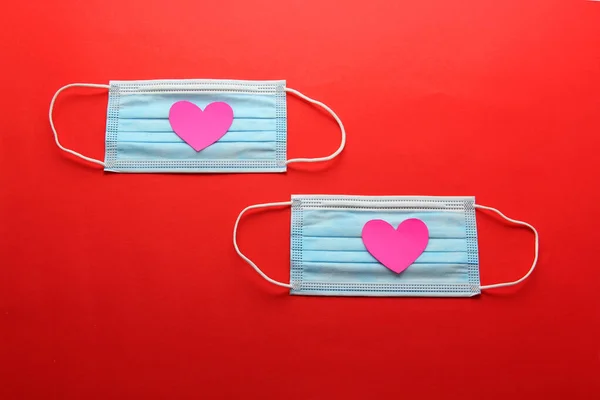Tri Layer Beschermmasker Voor Klinisch Gebruik Met Roze Hartjes Een — Stockfoto