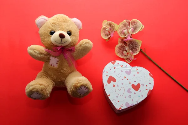 Valentinstagsgeschenke Briefe Blumen Und Pralinen Mit Herzen Auf Rotem Hintergrund — Stockfoto