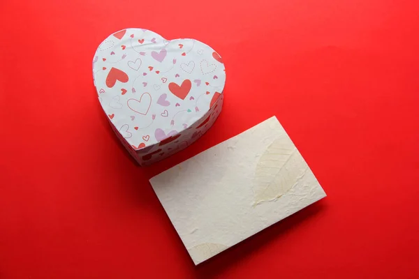 Valentine Presentes Letras Flores Chocolates Com Corações Fundo Vermelho — Fotografia de Stock