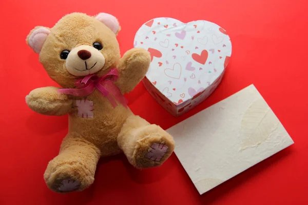 Valentinstagsgeschenke Briefe Blumen Und Pralinen Mit Herzen Auf Rotem Hintergrund — Stockfoto