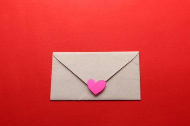 Sevgililer günü mektupları ve kırmızı arka planda kalpleri olan mesajları severler.