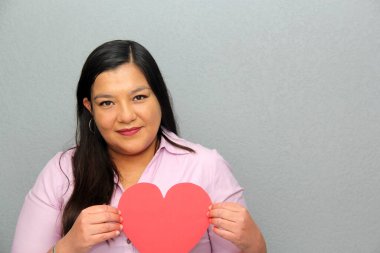 Sevgililer Günü. Kırmızı kalpli Latin bir kadın.