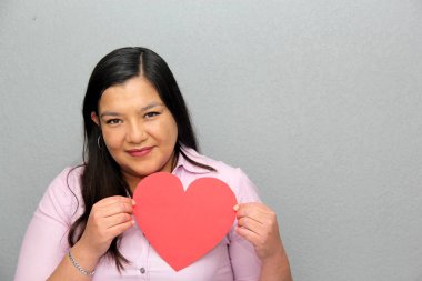 Sevgililer Günü. Kırmızı kalpli Latin bir kadın.